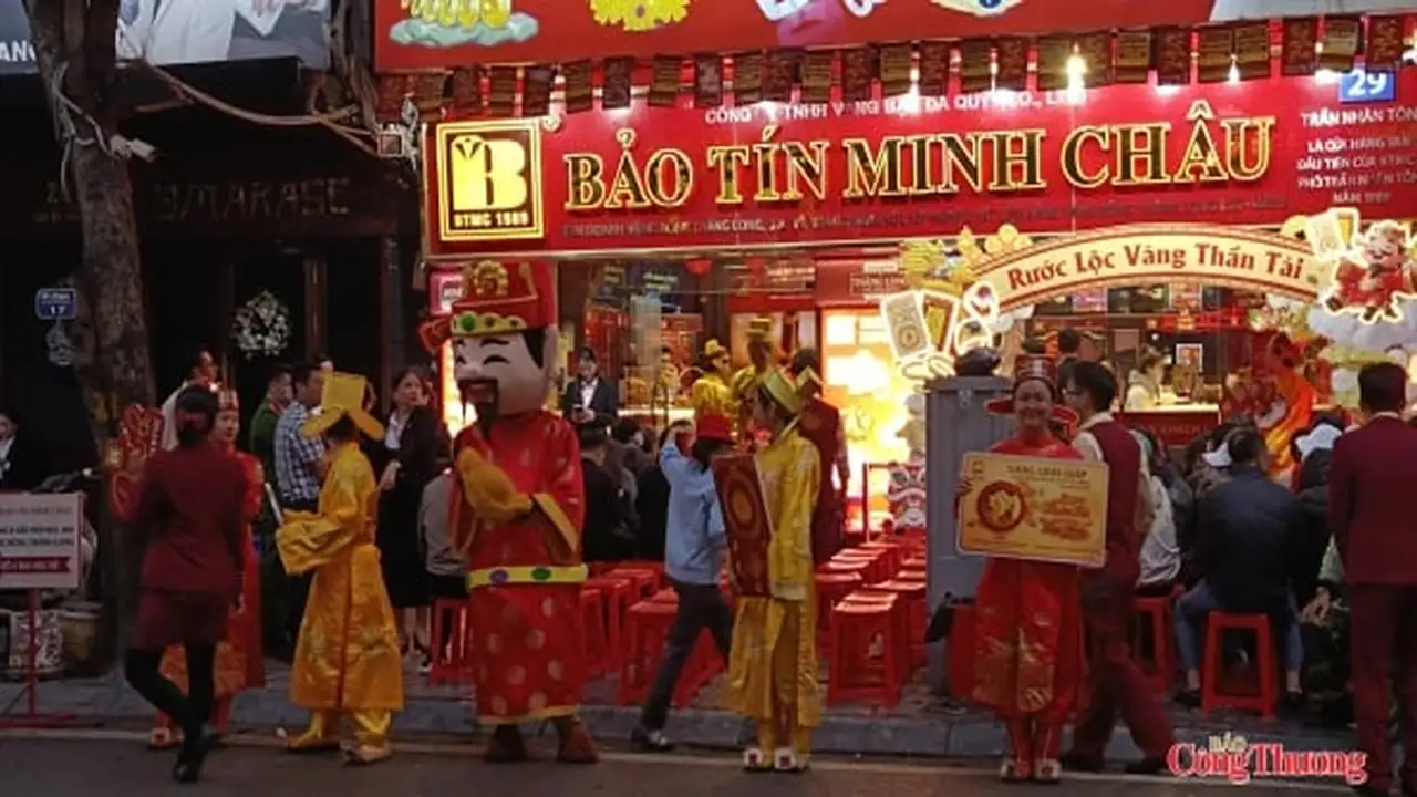 إقبال كبير من سكان هانوي على شراء الذهب تزامناً مع يوم إله الثروة